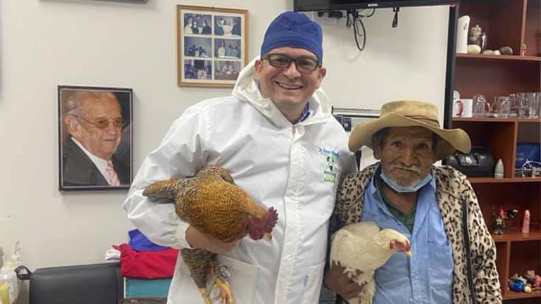 Paciente que no tenía dinero para su operación pagó a su médico con gallinas