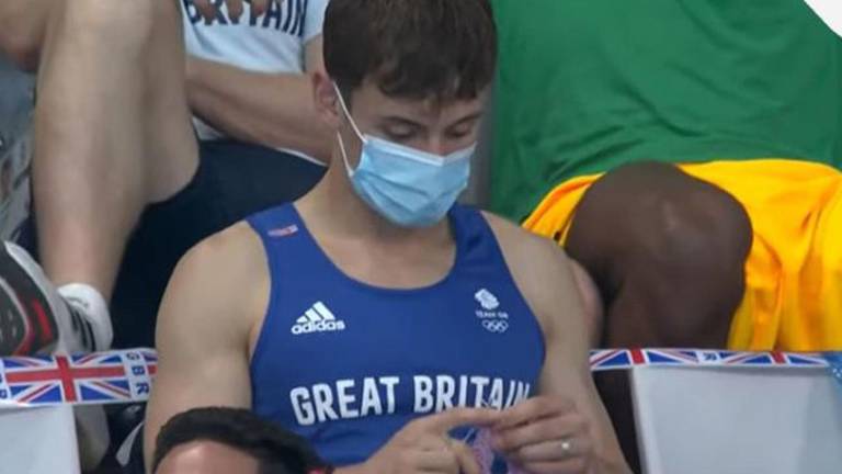 Daley acudió a ver a sus compañeras de equipo en nado sincronizado y mostró al mundo una de sus pasiones: tejer.