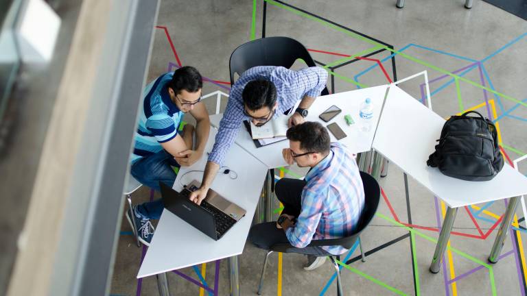 Imagen de referencia de un equipo de trabajadores reunidos.