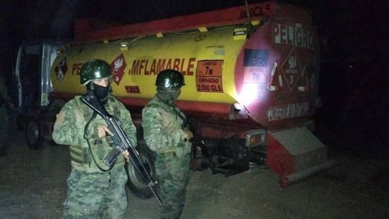 En el Poliducto Libertad-Pascuales, sector El Consuelo, se retuvo un vehículo tipo tanquero que se encontraba sustrayendo, de manera ilegal, 2.000 galones de combustible.