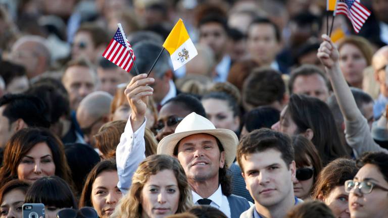 Miles de personas aguardan al papa en Washington