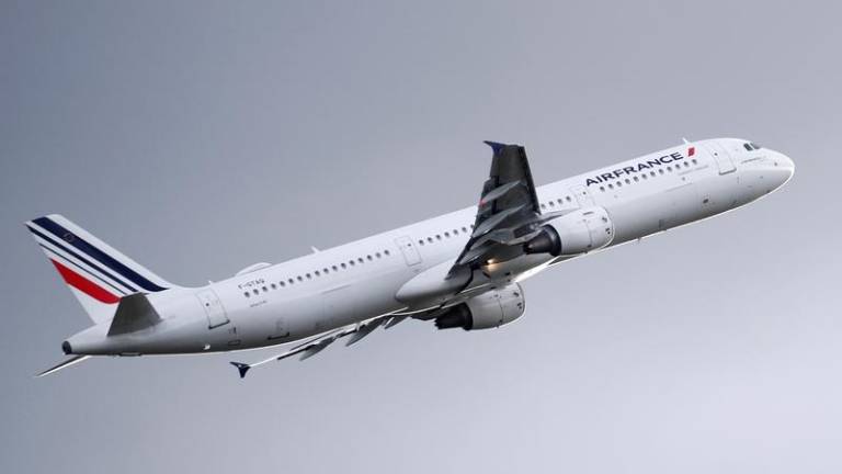 Avión aterriza de emergencia por pasajero agresivo