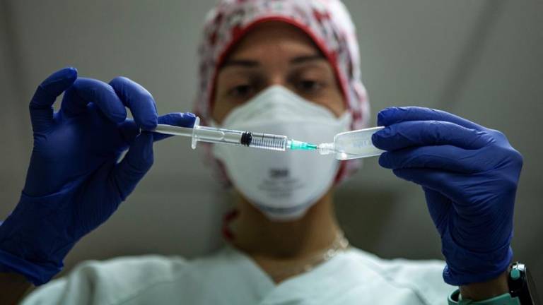 Una enfermera se dispone a inyectar una vacuna contra la Covid-19. Foto: EFE.