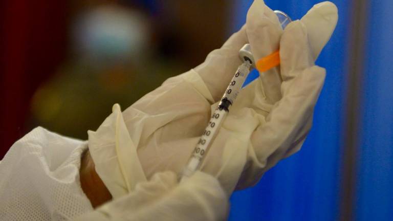 Quito y Guayaquil exigen la compra independiente de vacunas para la COVID-19