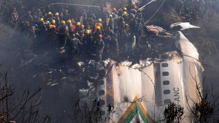 VIDEO: Un pasajero del avión que se accidentó en Nepal, causando la muerte de al menos 69 personas, transmitió el momento del choque