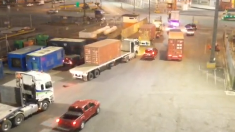 El cargamento de municiones llegó al puerto de Guayaquil y de ahí fue trasladada vía terrestre en trailers a Quito.