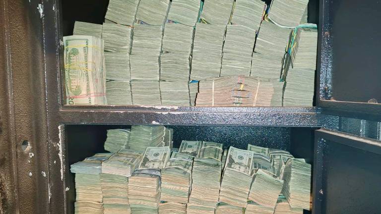 Elit Corporation, dueña de la caja fuerte allanada en Quito, dice que el dinero está justificado