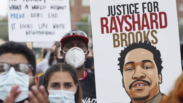 Familia de afroamericano asesinado a manos de la policía piden un cambio