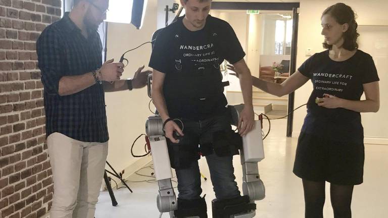 Padre creó un exoesqueleto para ayudar a caminar a su hijo con paraplejía