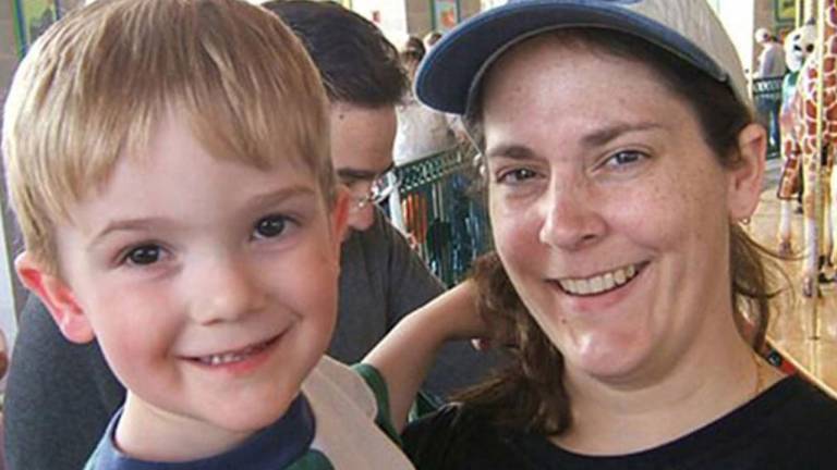 Mujer desapareció con su hijo y dejó una inquietante carta suicida