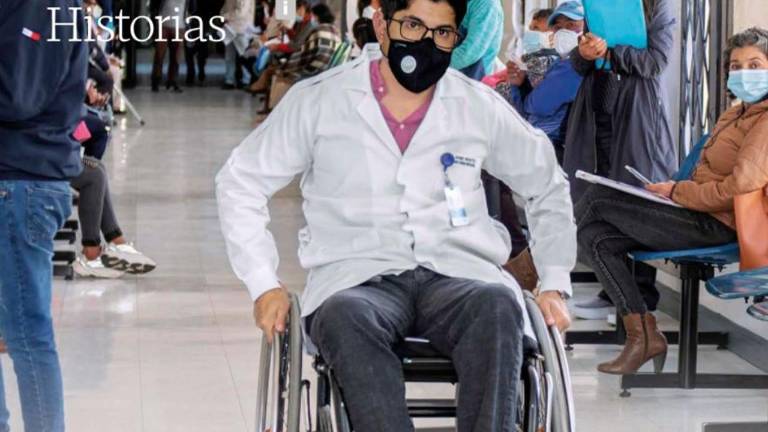 El cirujano aventurero: la silla de ruedas no le impide atender a sus pacientes