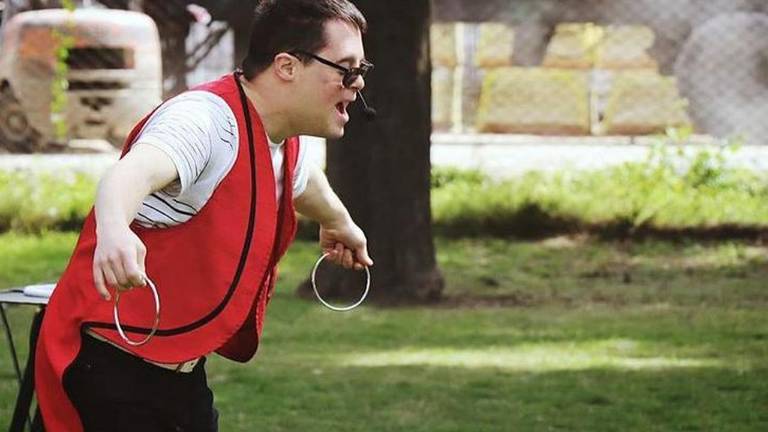 MagoAle: el ilusionista con síndrome de down que reparte magia en todo el mundo