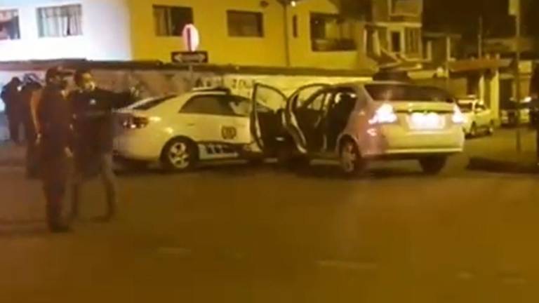 Se investiga el presunto suicidio de un policía mientras conducía hacia su domicilio en Cuenca