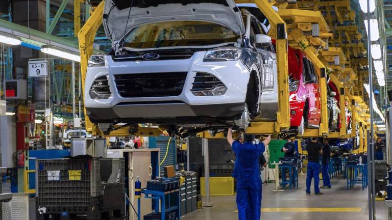 Compañías de automóviles detienen su producción ante falta de materiales