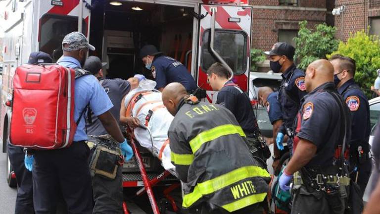 Madre arrojó a sus bebés desde un segundo piso para después saltar ella también