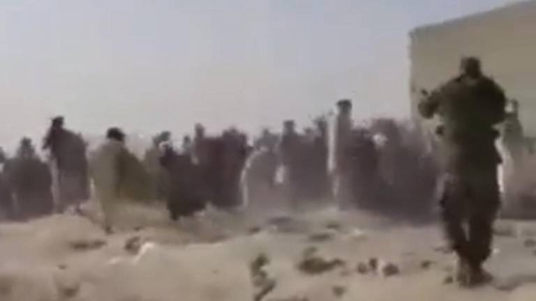 Talibanes abren fuego contra civiles afganos en el aeropuerto de Kabul