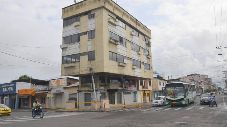 Edificio en Machala, con características particulares, continúa de pie tras importantes sismos del país.