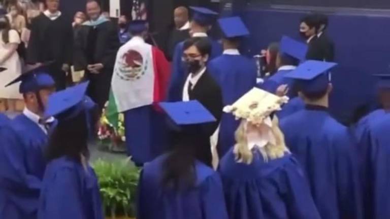 Colegio negó diploma a joven por llevar la bandera de México a la ceremonia de graduación