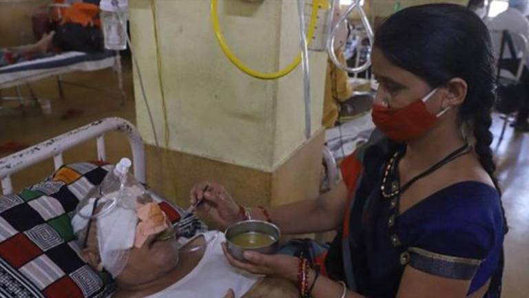 India enfrenta pandemia de Covid-19 y epidemia de mortal infección por hongos