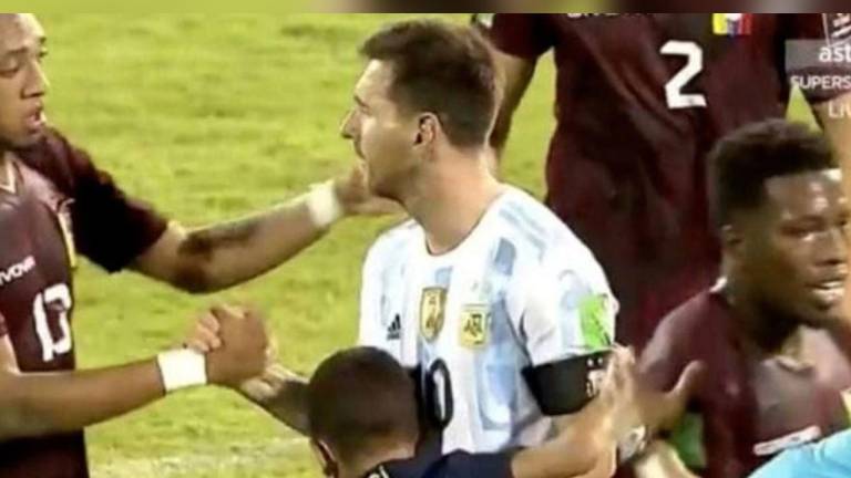 La acción de un pequeño niño venezolano con el ídolo argentino Lionel Messi