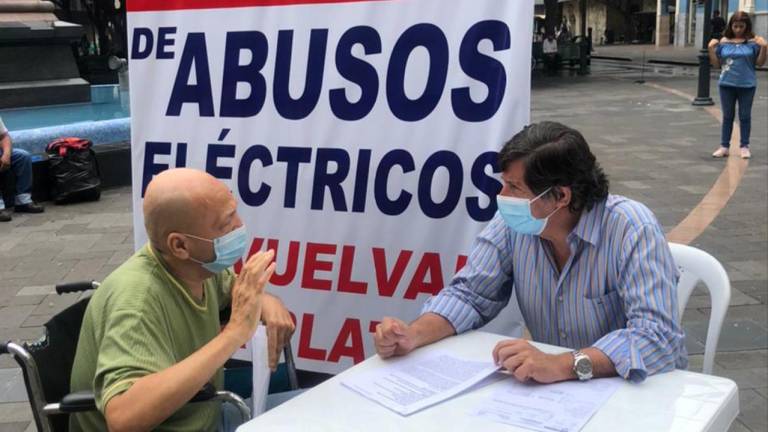 Asambleísta se instala en plaza de Guayaquil para receptar quejas sobre planillas de luz