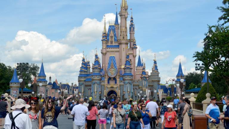 Walt Disney World celebra su 50 cumpleaños convertido en el mayor conjunto de parques de atracciones, y lo hace con anuncios de nuevas aperturas y atracciones y el estreno de nuevas experiencias para mantener el interés en el destino turístico de su tipo más visitado del mundo.