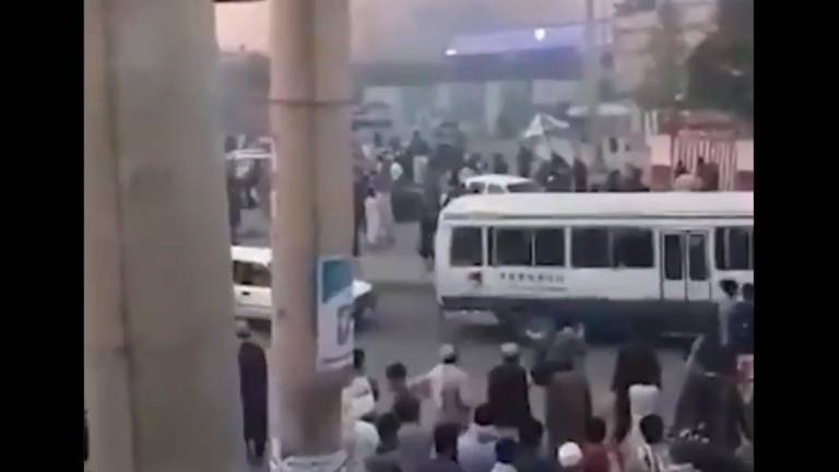 Incendio y tiroteo en el aeropuerto de Kabul amenazan con retrasar evacuaciones