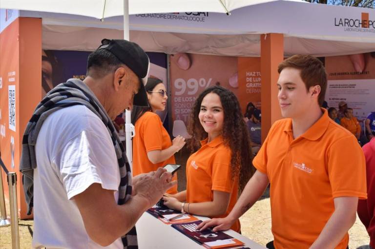 $!Persona inscribiendose para ser atendido en la campaña de cuidado de la piel realizada en Quiteo.