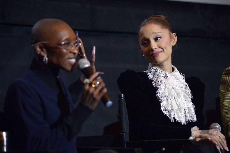 $!Las demostraciones públicas de afecto entre las estrellas generan debate en redes sociales.