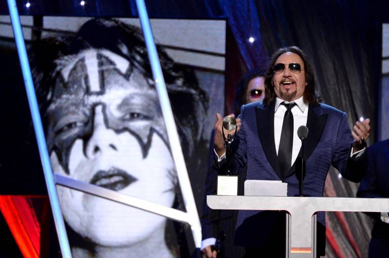 $!Ace Frehley de KISS habla en el escenario durante la 29.ª Ceremonia Anual de Inducción al Salón de la Fama del Rock and Roll en el Barclays Center de Brooklyn, el 10 de abril de 2014.