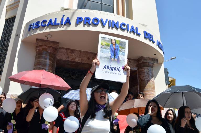 $!Una gran cantidad de estudiantes universitarios realizaron una marcha hacia la Fiscalía del Azuay para luego dirigirse a la Gobernación del Azuay en el centro de Cuenca.