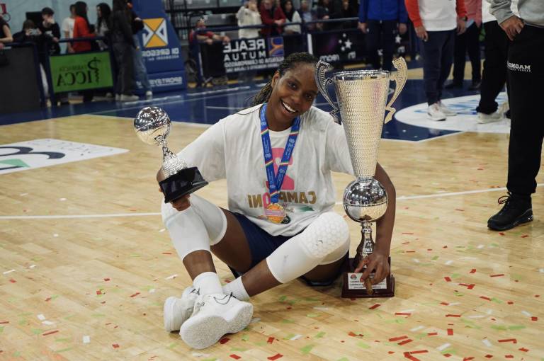 $!Blanca Quiñónez, con sus trofeos de campeona y MVP en la final Sub 17 de Italia.