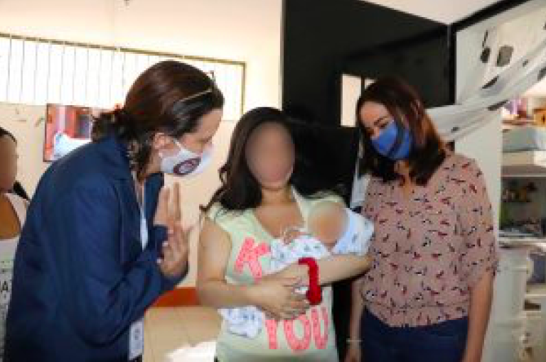 $!La funcionaria municipal, Vivianne Almeida, junto a una de las prisioneras y su bebé en la cárcel de Guayaquil.
