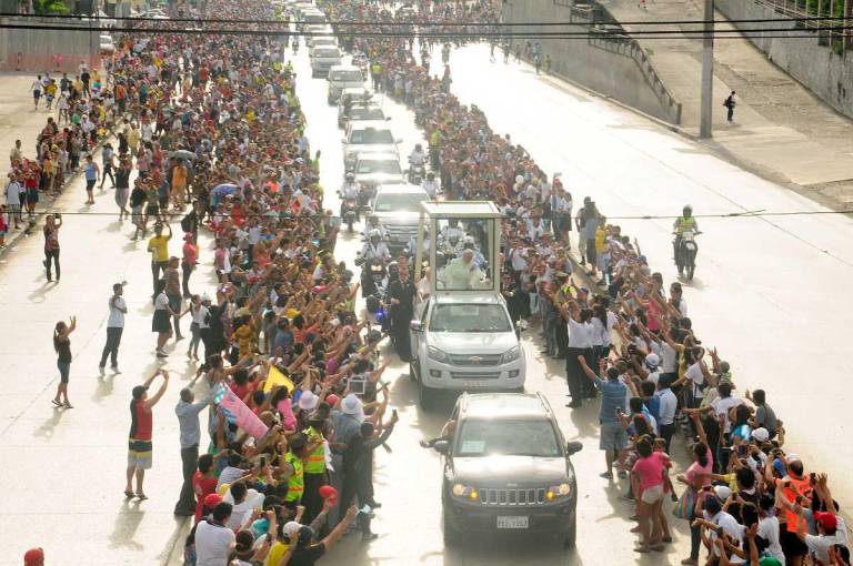 $!Una gran caravana acompaño al Sumo Pontífice.