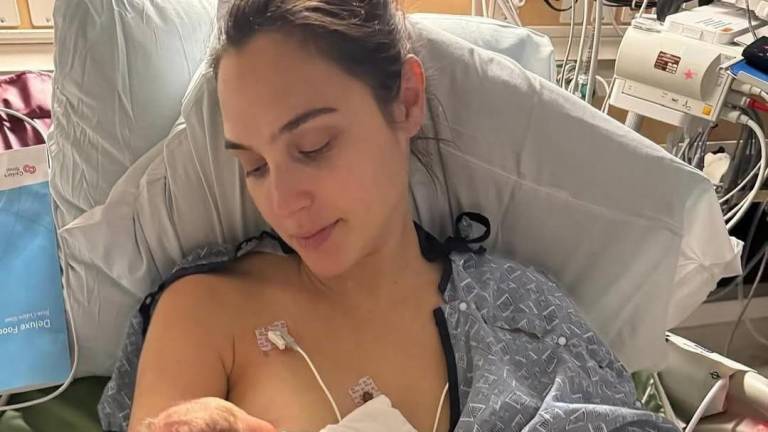 Foto de Gal Gadot junto a su hija Ori, quien nació en marzo del 2024. La actriz publicó esta imagen y dio a conocer que sufrió un coágulo cerebral en su octavo mes de embarazo