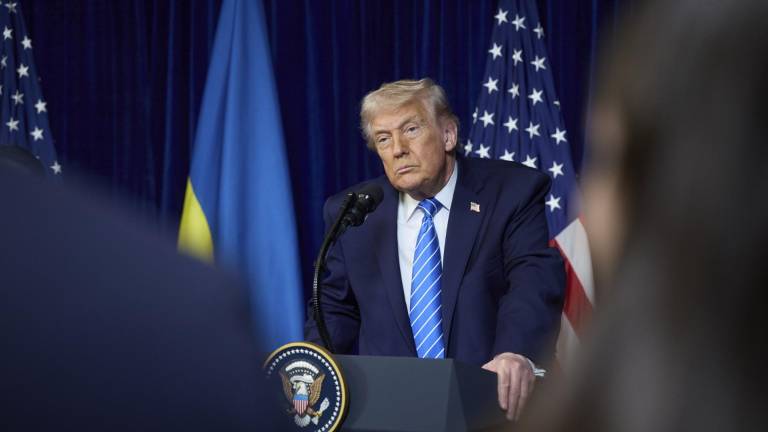 Trump dice que EE.UU. bombardeó una 'gran instalación' utilizada por supuestas embarcaciones de drogas de Venezuela