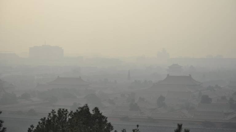 Espesa niebla contaminante cubre Pekín, en alerta roja