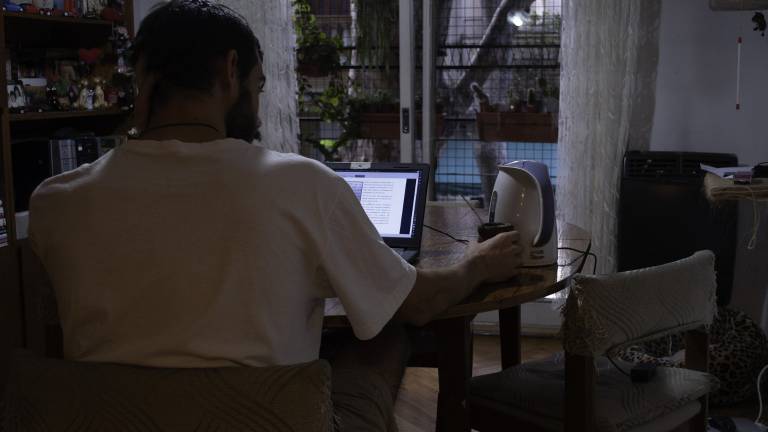 Acusan a maestro de ver una película XXX durante una clase virtual