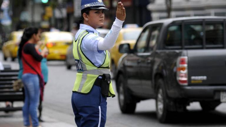 Endurecen multas por parquearse en doble fila en Guayaquil
