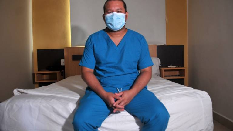 El sacrificio de los médicos en Guayaquil para huir del desempleo