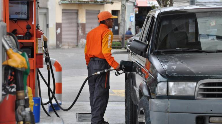 Gasolinas Extra, Ecopaís y Súper bajan de precio en Ecuador desde este lunes 12 de mayo