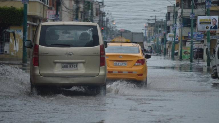 Fuerte lluvia en Machala causa daños y congestionamiento vehicular