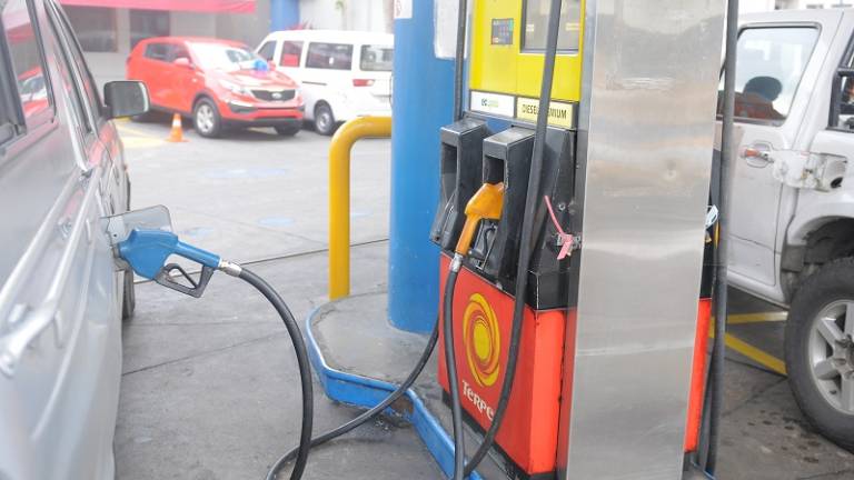 Petroecuador anuncia que gasolina súper baja de precio