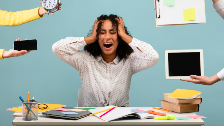 La realidad del estrés laboral: el 45% de trabajadores sigue laborando después del horario laboral, según estudio