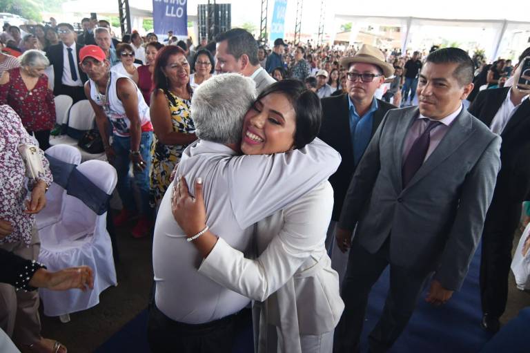 $!La alcaldesa Brigitte García abrazando a un simpatizante durante un evento oficial.