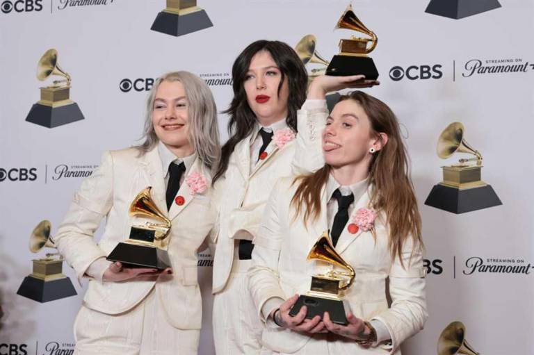 $!Phoebe Bridgers, Lucy Dacus y Julien Baker de Boygenius, ganadores de los premios a Mejor interpretación de rock , Mejor canción de rock y Mejor álbum de música alternativa en los premios Grammy.