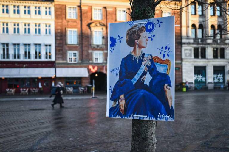 $!Un cartel de la reina Margarita II de Dinamarca cuelga de un árbol antes del inicio de la proclamación de su abdicación en Copenhague, Dinamarca, el 14 de enero de 2024.