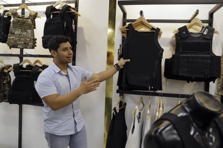 $!Ecuatorianos blindan ropa, casas y carros: así son las '​​Tank-Top' que utiliza Daniel Noboa y son las más vendidas