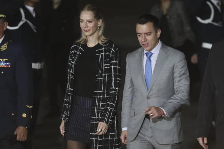 $!El gobernante estuvo acompañado por su esposa, Lavinia Valbonesi, quien aparece junto a él en la fotografía, y la canciller de su país, Gabriela Sommerfeld.