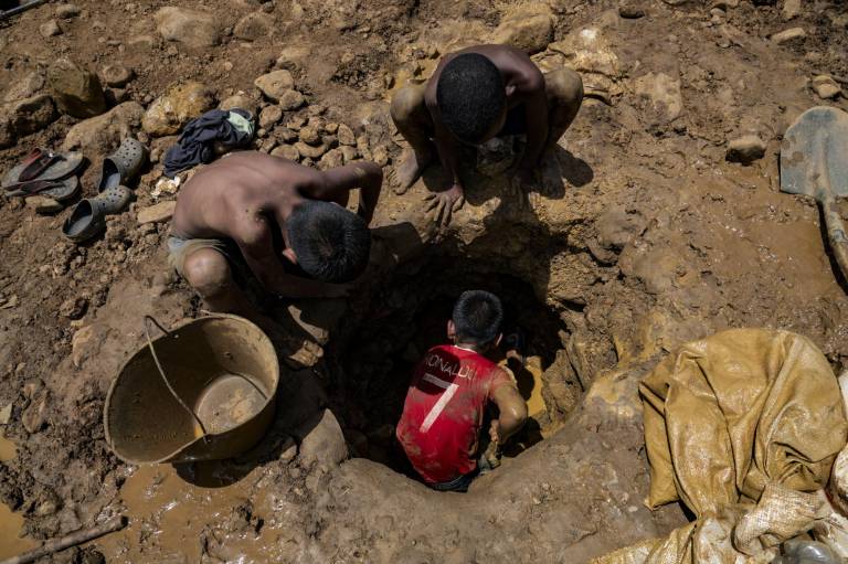 $!Niños mineros venezolanos trabajan excavando en una mina en busca de oro para luego venderlo en El Callao, Estado Bolívar, Venezuela, el 29 de agosto de 2023.